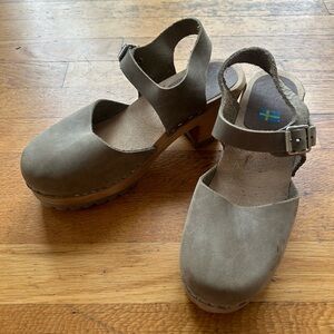 MIA soft suede wooden block heeled clogs in soft tan. Size 39.
